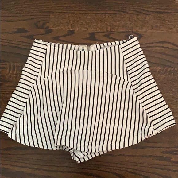 Rumor Boutique/LF black and white striped skort - Picture 1 of 3